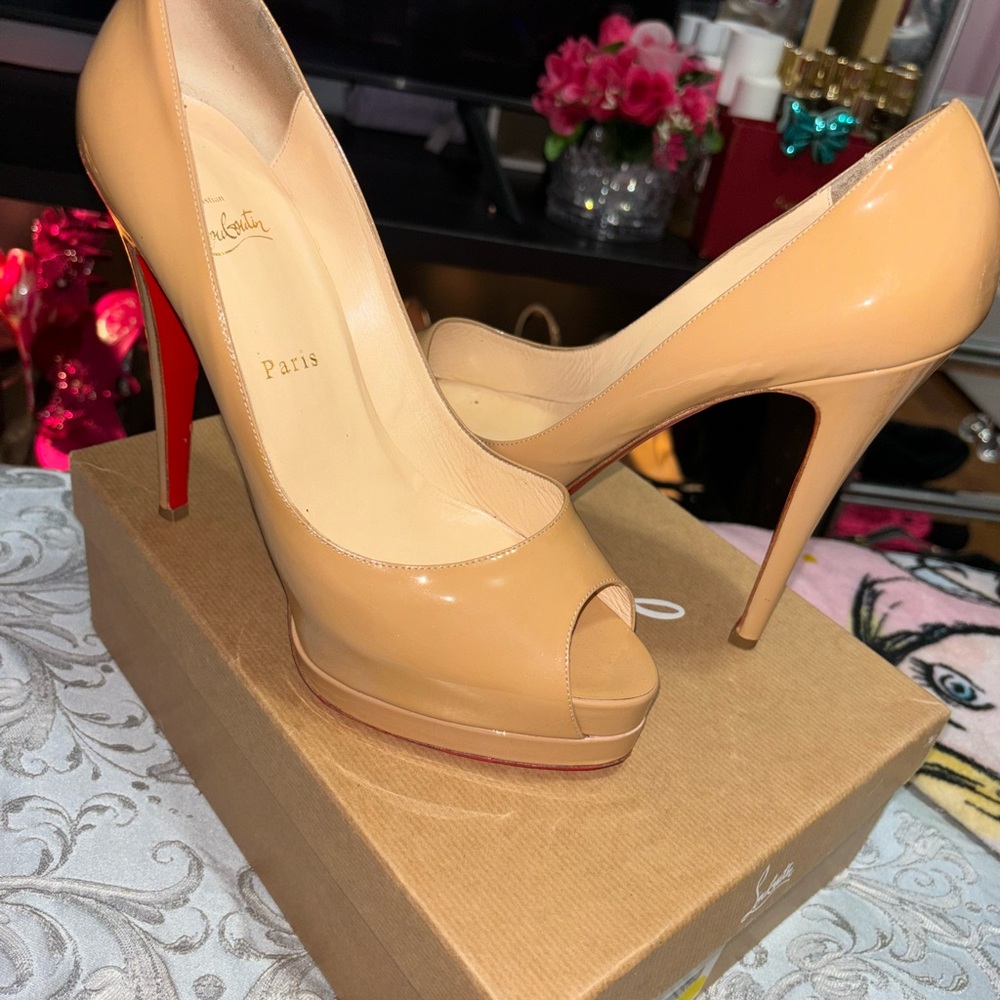Christian Louboutin Altadama nude patent caf skin size 42, 140mm